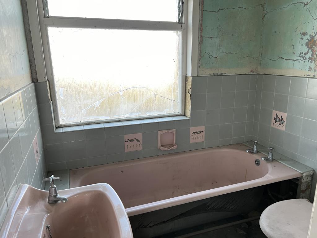 Lot: 71 - HOUSE FOR IMPROVEMENT - Bathroom in need of improvement